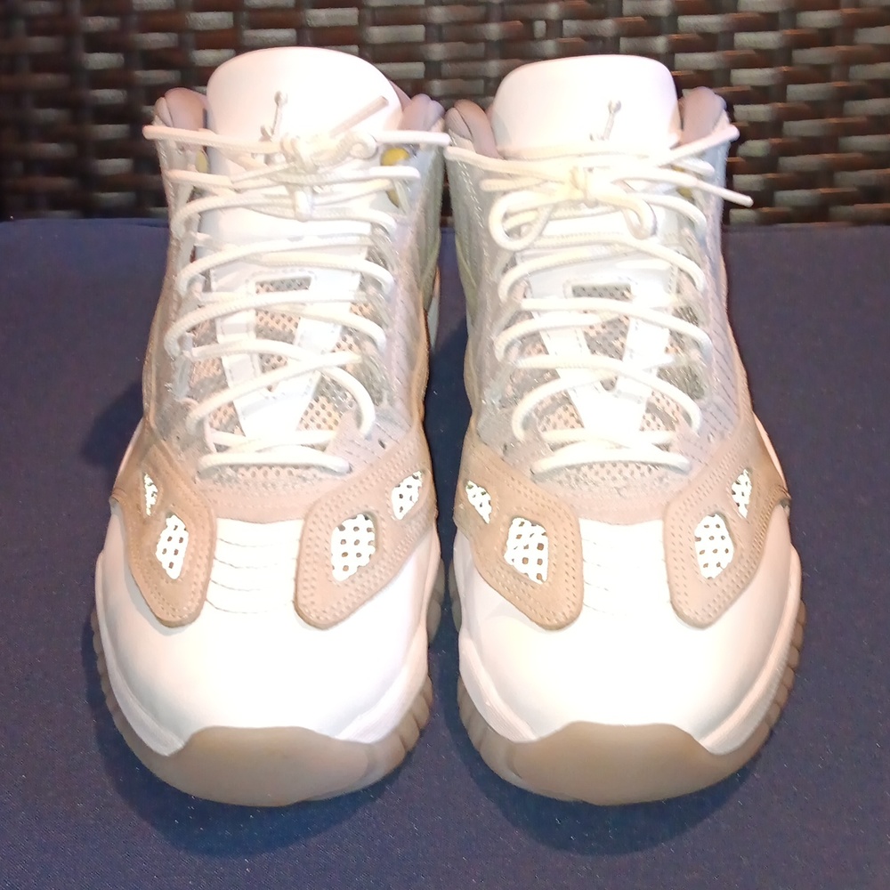 Jordan air retro 11 low. Sz men's 11. White and grey